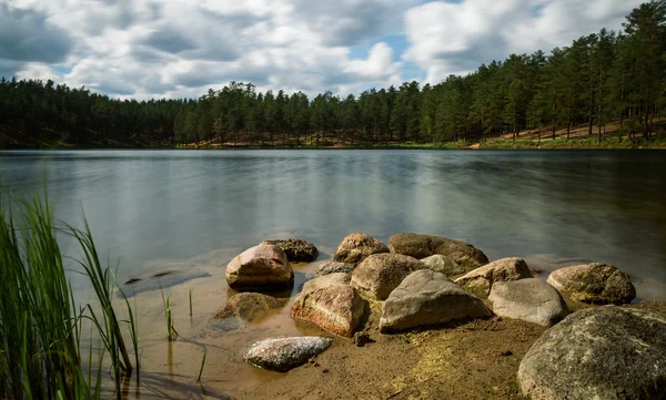 Cielo y nubes reflejándose en el lago del bosque — Foto de Stock
