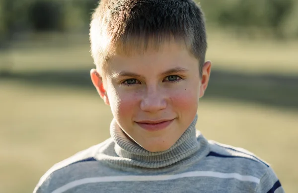 Portrait d'adolescent heureux gros plan à l'extérieur — Photo