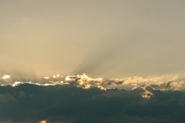 Puesta de sol en el cielo de la noche después de la lluvia — Foto de Stock