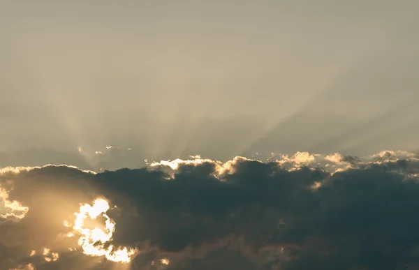 Puesta de sol en el cielo de la noche después de la lluvia — Foto de Stock