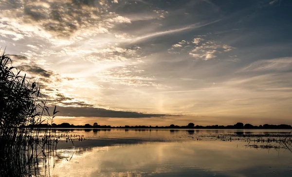 Sommersonnenuntergang am See nach Regen — Stockfoto