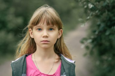 uzun sarı saçlı ve mavi gözlü yolun arka plan üzerinde üzgün genç kız