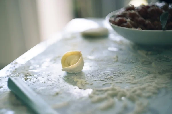 Cocinar ravioles caseros en la mesa, con harina — Foto de Stock