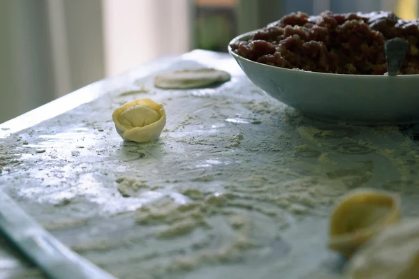 Cocinar ravioles caseros en la mesa, con harina — Foto de Stock