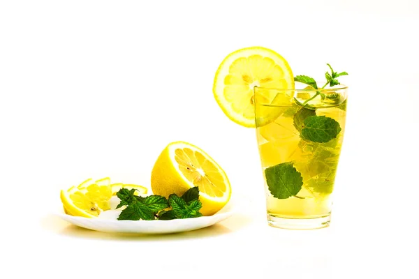Färska cocktail och plattan citron mynta socker isolerad på vit bakgrund — Stockfoto