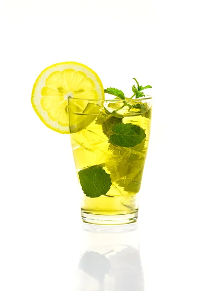 Färska cocktail med citron mynta och socker isolerad på vit bakgrund — Stockfoto