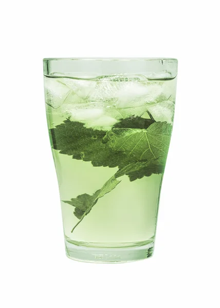 Transparentes Glas mit Wasser, Eis und Minzblättern isoliert auf weißem Hintergrund — Stockfoto