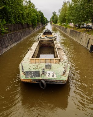 MAVNA bulutlu günde tamir için kanal boyunca hareket