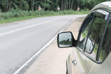 bir otomobilin yol arka plan ayna