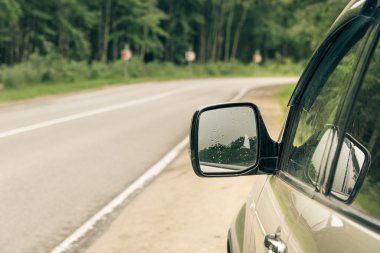bir otomobilin yol arka plan ayna