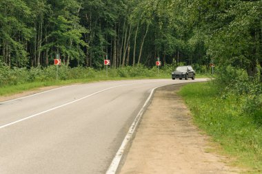 Ağaçların arasındaki yol büküm