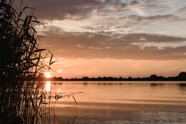 yağmur sonra göl kenarında yaz günbatımı