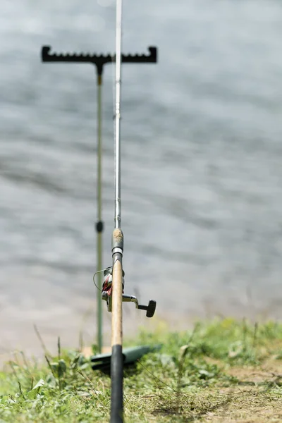 Рыбалка кормушки на фоне реки и берега — стоковое фото