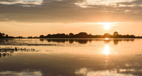 Sommersonnenuntergang am See nach Regen — Stockfoto