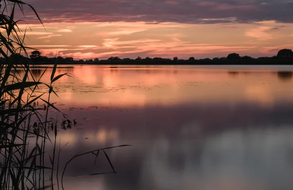 Sommersonnenuntergang am See nach Regen — Stockfoto