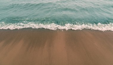 parlak mavi renk olayı sahilde dalgası