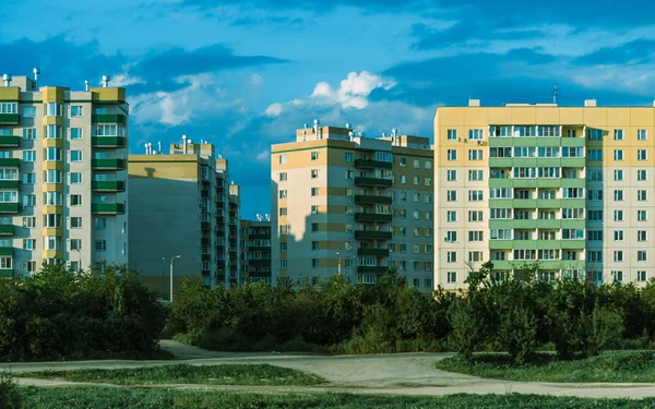 Міські будівлі на фоні блакитного неба — стокове фото
