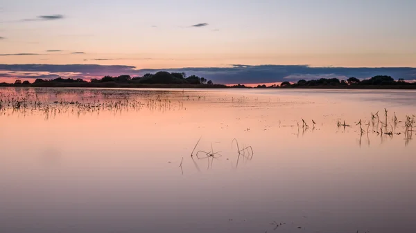Outono pôr do sol rosa refletido no lago — Fotografia de Stock