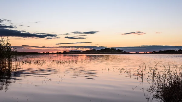 Herbst rosa Sonnenuntergang spiegelt sich im See — Stockfoto