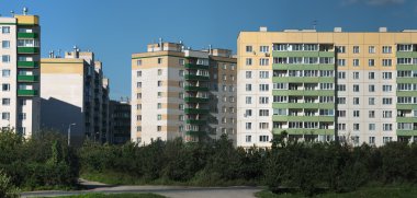 Panorama şehir manzaralı binaların mavi gökyüzü arka plan üzerinde