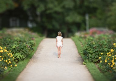 Çiçekli Bahçe de yol çok güzel küçük kız olduğunu