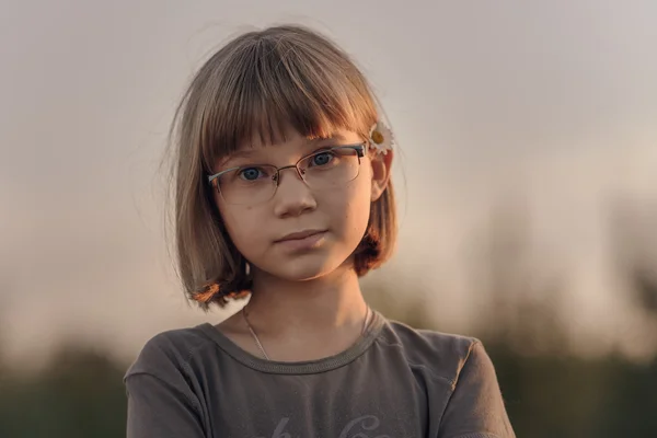 Triste adolescente chica con corto pelo rubio y ojos azules contra el cielo de la noche —  Fotos de Stock