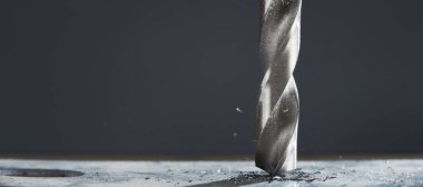 Metal matkap ucu endüstriyel sondaj makinesinde talaşı ile metal bölmede delikler açar.