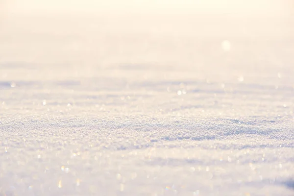 太陽の下で輝く白い雪の冬の背景の水平方向のショット 前景と背景がぼけている — ストック写真