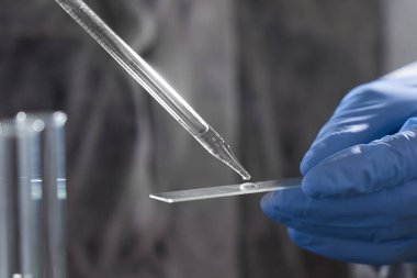 Bilim adamı laboratuvarda aşı üretmeye çalışıyor. Aşı üretme kavramı.