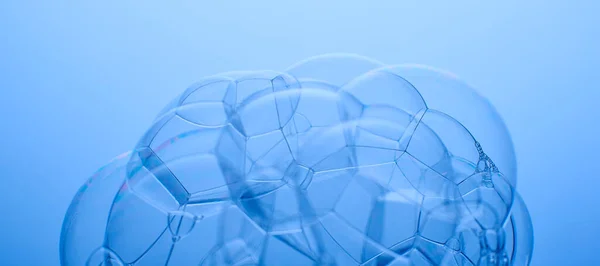 Tvål bubblor på en blå bakgrund. Abstrakt foto. — Stockfoto