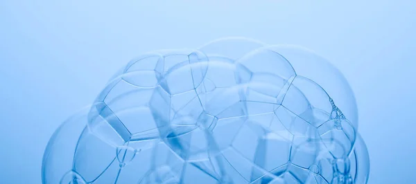 Ljusblå abstrakt foto. Tvål bubblor på en blå bakgrund. — Stockfoto