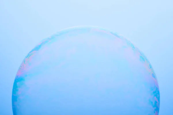 Мильна бульбашка ізольована на синьому фоні. Абстрактне фото . — стокове фото