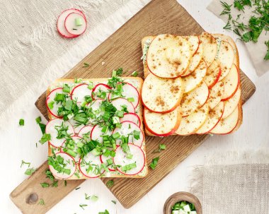 Sağlıklı kahvaltının yatay çekimi. Elmalı ve tarçınlı sandviç, turp ve yeşillikli sandviç..