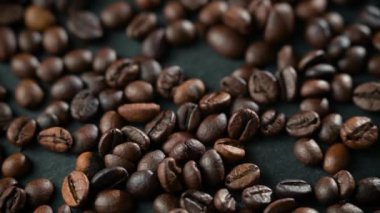 Kahve tohumlarını kapat. Kahve çekirdekleri masaya saçıldı. Görüntü arkaplanı.