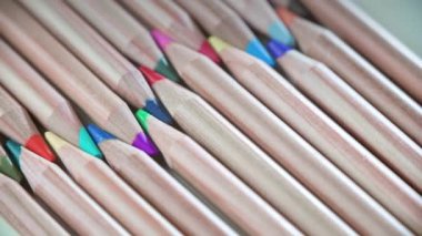 Arkaplanda tahta kalemler var. Renkli kalemler yakın plan yatar..