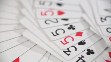 Arka plan oyun kartları düzgünce masaya serilmiştir..