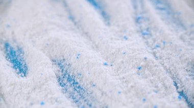 Çamaşır tozunun dokusu. Mavi ve beyaz çamaşır deterjanı. Yakın plan..