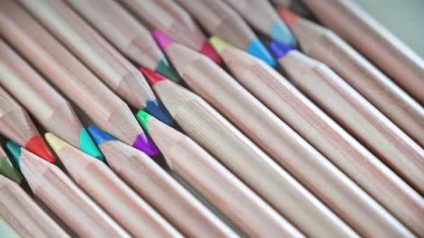 Antecedentes lápis de madeira. lápis coloridos close-up mentira plana. — Vídeo de Stock