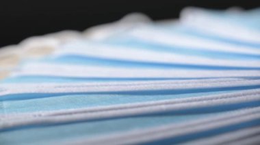 COVID 19 'dan korunma kavramı. Masaya maskeler. Görüntü arkaplanı.