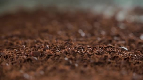 Солодкий тертий шоколад для приготування десерту. Фон у розмитому вигляді . — стокове відео