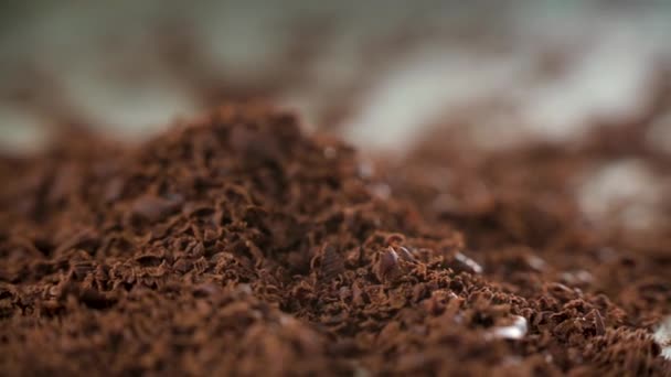 Zoete geraspte chocolade als toetje. Achtergrond in vervaging. — Stockvideo