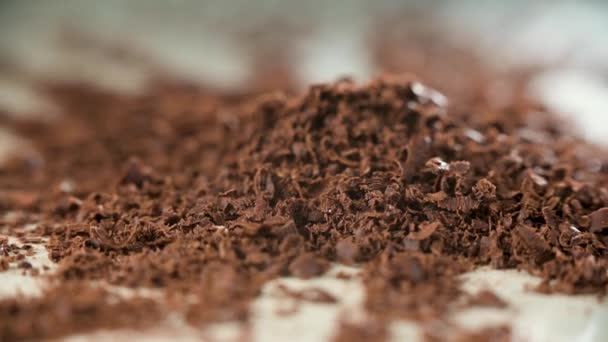 Cioccolato grattugiato dolce per dessert di cottura. Sfondo in sfocatura. — Video Stock