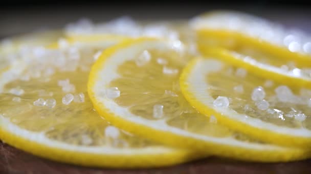 Limón en rodajas espolvoreado con sal gruesa de cerca. Snack para bebidas alcohólicas. — Vídeos de Stock