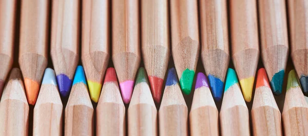 Crayons de couleur en bois soigneusement disposés fond. — Photo