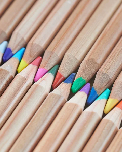 Tam olarak renkli ahşap kalemler. Arkaplanda yeni kalemler. — Stok fotoğraf