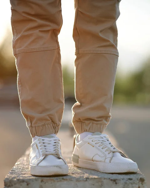 Πόδια άνθρωπος στέκεται σε τσιμεντένιο μπλοκ. Η έννοια του αστικού στυλ. — Φωτογραφία Αρχείου