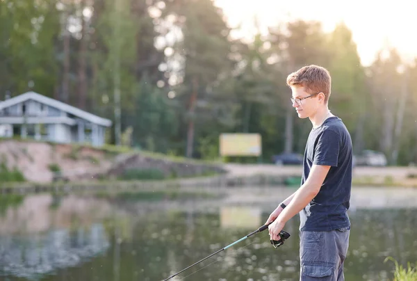 Горизонтальный Снимок Молодого Человека Рыбачащего Озере Удочкой Концепция Туристического Образа — стоковое фото