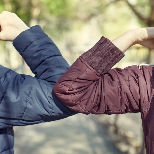 Amigos Demostrando Una Nueva Forma Saludo Durante Epidemia Coronavirus — Foto de Stock