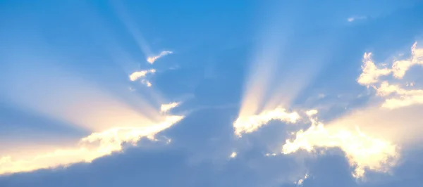 Fotografía Horizontal Del Fondo Los Rayos Solares Sobre Las Nubes — Foto de Stock