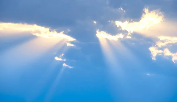 Fondo Los Rayos Del Sol Sobre Las Nubes Los Rayos — Foto de Stock